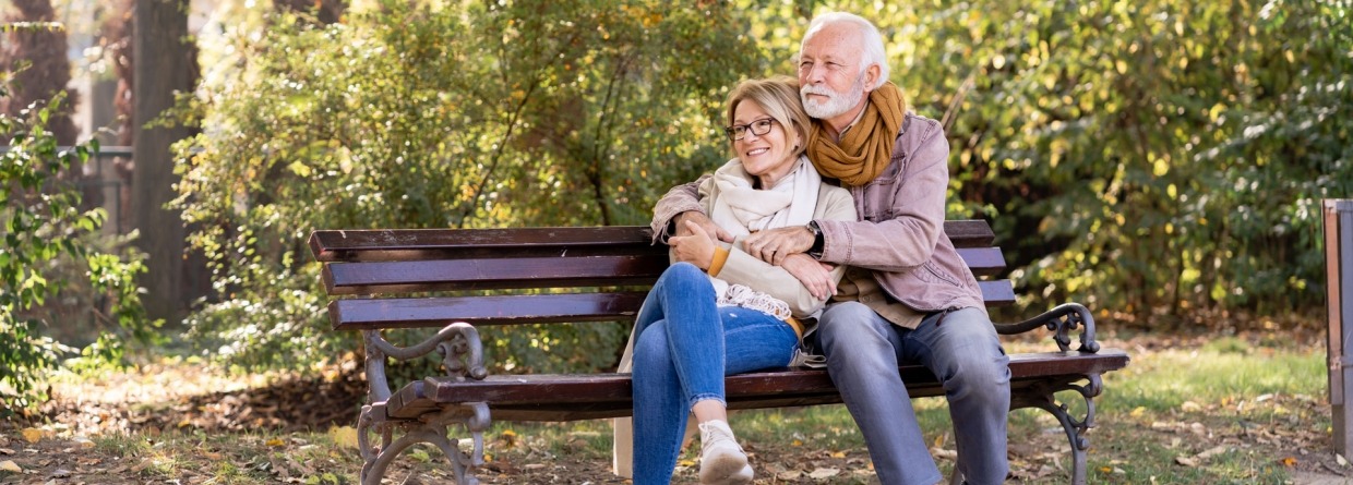 Portret van een ouder echtpaar in het openbare park